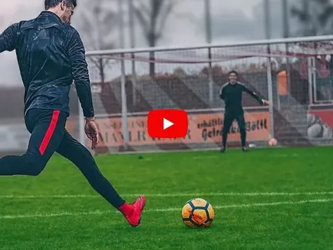 Tập luyện đá phạt cùng Robert Lewandowski