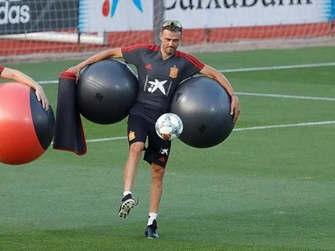 Tây Ban Nha chưa đá, Luis Enrique đã khiến học trò nể phục với hành động này