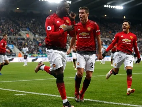 'Anh ta như 1 tia chớp, nhanh hơn bất kì hậu vệ nào của Newcastle'