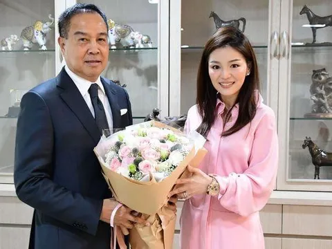 Thái Lan chia tay nữ trưởng đoàn xinh đẹp