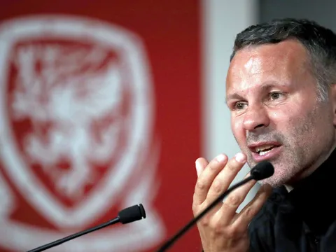 Thảm bại, Giggs 'hóa' Sir Alex 'sấy' cả tuyển Xứ Wales