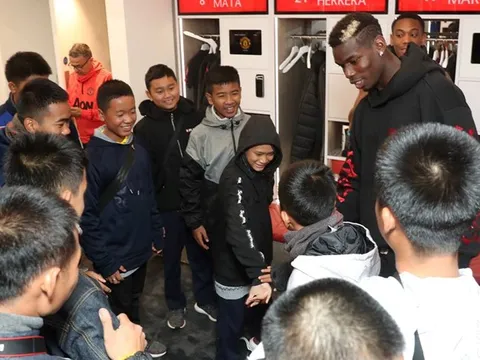 Pogba niềm nở đón tiếp đội bóng nhí bị kẹt trong hang Tham Luang