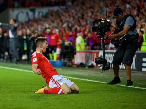 Thần đồng Liverpool khiến xứ Wales phát cuồng