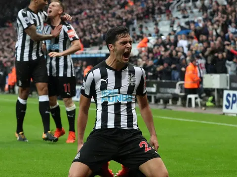 Thần đồng Tây Ban Nha rực sáng, Newcastle hóa ngựa ô