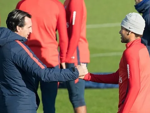 Thân mật với HLV PSG trên sân tập, Neymar dẹp tan tin đồn mâu thuẫn