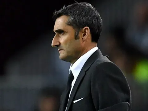 Thắng dễ Inter, HLV Barcelona vẫn lo lắng cho tương lai