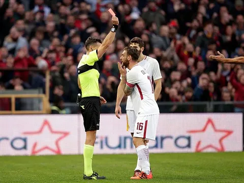 Thẳng tay tát đối thủ, De Rossi mang họa cho Roma