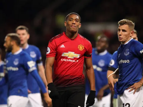 Thắng trận, Martial có biểu cảm khiến tất cả phải ngỡ ngàng
