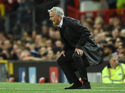 Thánh địa Old Trafford chẳng còn cứu được Man Utd và Mourinho