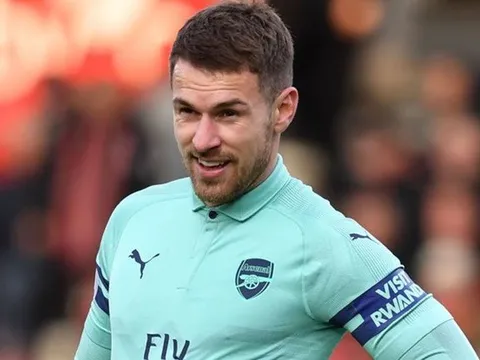 Thấy Ramsey qua Juventus, người cũ tranh thủ "đá xoáy" Arsenal