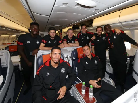 Thầy trò Mourinho hí hửng đáp máy bay đến Nga