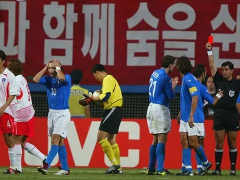 Thẻ đỏ cay đắng nhất của Totti suốt sự nghiệp quần đùi áo số