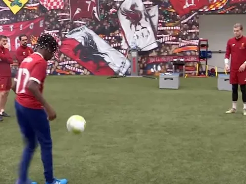 The Kop suýt thua khi thi khống chế bóng với sao Youtube