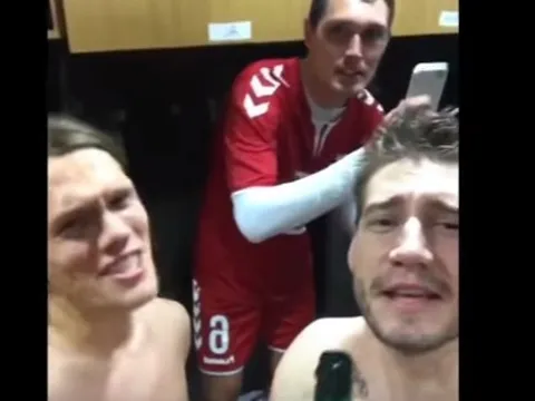 Theo chân 'Lord' Bendtner khám phá phòng thay đồ của Đan Mạch