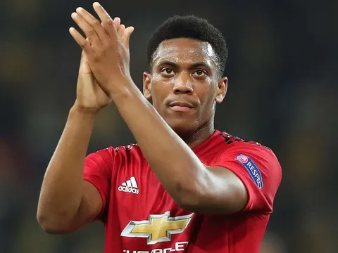 Thi đấu bùng nổ, Martial nhận quà đặc biệt từ quê hương