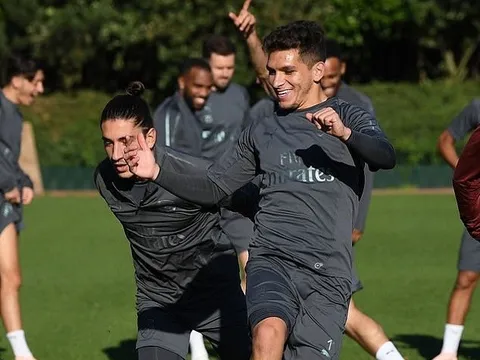 Thi đấu rực sáng, Torreira thu hút mọi ánh nhìn trên sân tập