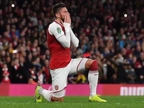 Thi đấu thất vọng, Giroud chạy theo Nketiah như chạy theo vị cứu tinh