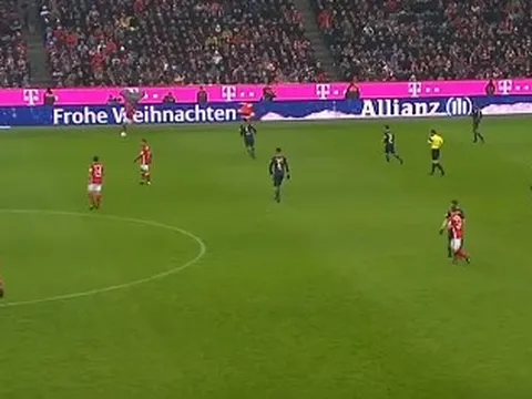 Thiago vô tình chuyền bóng cho ông già Noel thay vì đồng đội