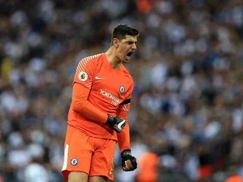 Thibaut Courtois ngẫu hứng lập siêu phẩm trên sân tập