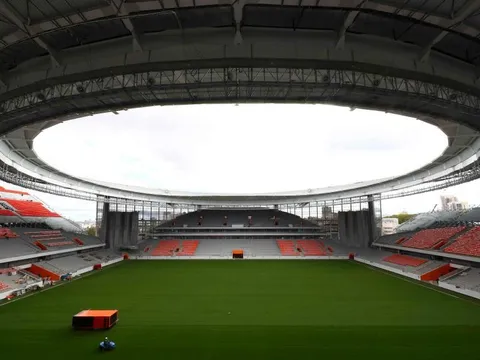 Thiết kế độc, khán đài 'nằm ngoài' sân vận động