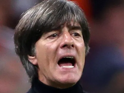 Thiết lập kỷ lục siêu tệ, Low bào chữa thế nào cho tuyển Đức?