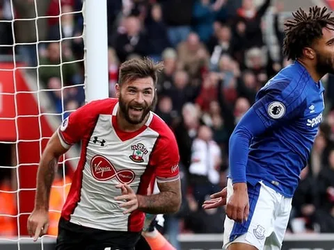 Thợ xây Charlie Austin rực sáng, Everton đại khủng hoảng