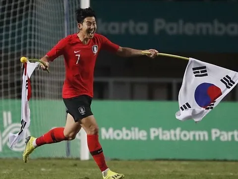 Son Heung-min 'mừng húm', tung tăng chạy khắp sân như trẻ lên ba
