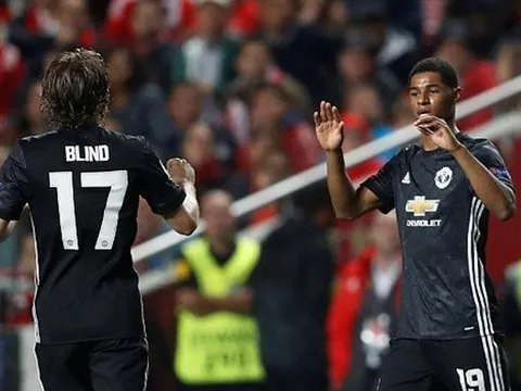 Thủ môn Benfica sai lầm, Rashford ghi bàn dị như Ronaldinho