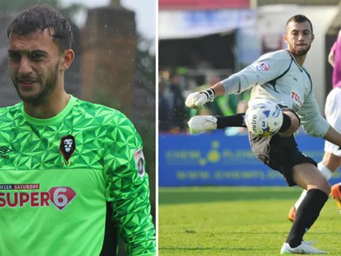 Thủ môn bị đuổi... vì tiểu ngay trên sân