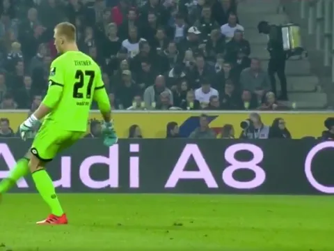 Thủ môn Bundesliga vừa đá bóng vừa... "mơ ngủ"