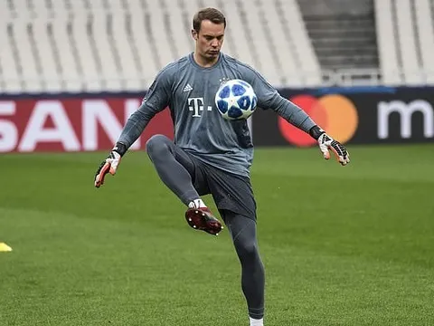 'Thủ môn quét' tâng bóng điệu nghệ trên sân tập Bayern Munich