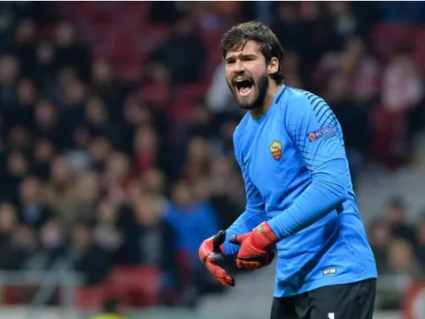 Thủ thành AS Roma gây sốt khi cản được Panenka dù suýt té