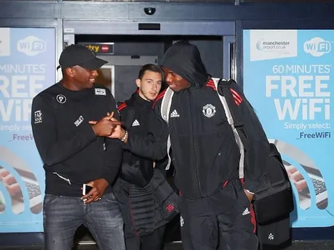 Thua Basel, Paul Pogba vẫn 'quẩy' mạnh trên đường về Manchester