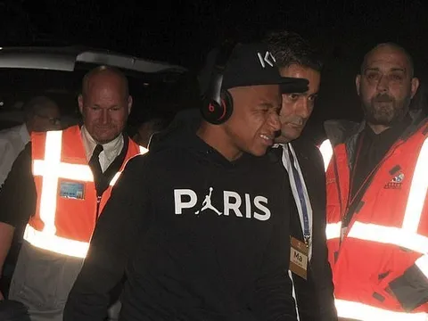 Thua đau Liverpool, Mbappe nhăn nhó trở về Pháp trong đêm tối