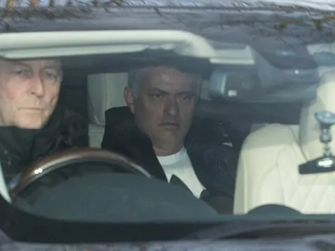 Thua derby, Mourinho và dàn sao M.U mặt mày cáu gắt đến sân tập