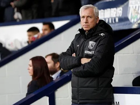 Thua Mourinho, Alan Pardew thừa nhận xếp sai đội hình trước MU