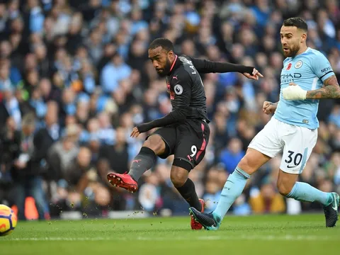 Thua toàn diện, Lacazette vẫn mang tin vui cho Arsenal