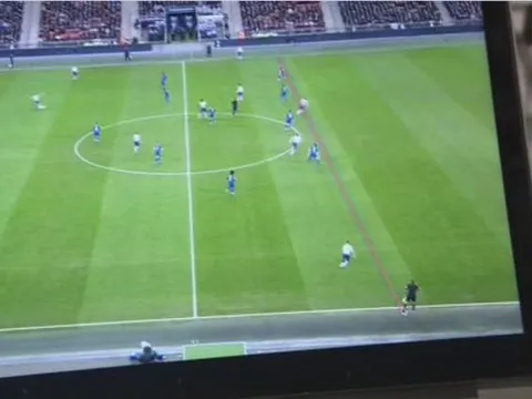 Thua trận, HLV Sarri 'nổi điên' vì tìm ra bằng chứng VAR hại Chelsea
