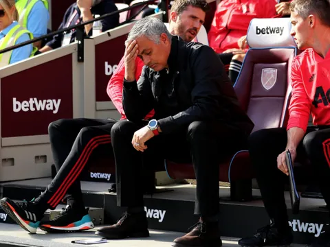 Thua West Ham, Mourinho san bằng 'thành tích' của David Moyes