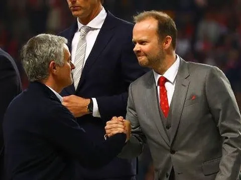 Thực sự Ed Woodward đã nói gì với Mourinho trong cuộc họp?