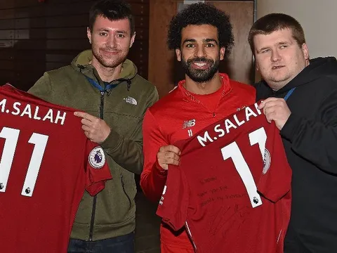 Mohamed Salah tặng quà Giáng sinh đặc biệt cho người hâm mộ khiếm thị