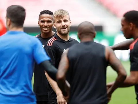 Lukaku pha trò, Martial cười nắc nẻ trên sân tập M.U