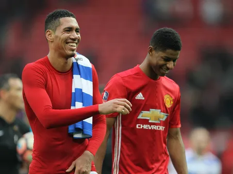 Thượng tầng muốn gia hạn với Smalling, fan gọi M.U là đội bóng nhỏ