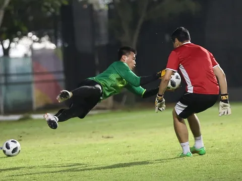 Bùi Tiến Dũng mướt mồ hôi luyện bắt penalty chờ đấu Syria