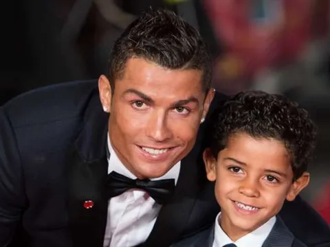 TIẾT LỘ: CR7 "mơ" con trai nối nghiệp cầu thủ