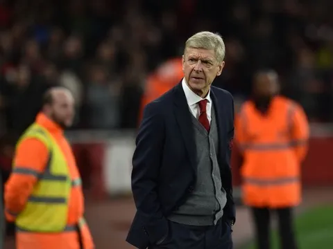 TIẾT LỘ: HLV Wenger nói gì với học trò trong giờ nghỉ?