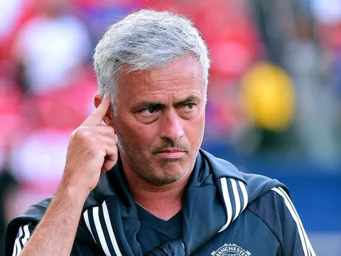 TIẾT LỘ: Mourinho đến tận phòng thay đồ Tottenham, mời gọi cầu thủ