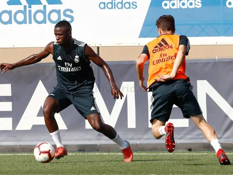 ''Tiểu Neymar' quẩy cực sung trên sân tập Real Madrid