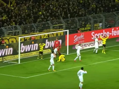 Tình huống Aubameyang lấy thân mình ngăn Kagawa ghi bàn