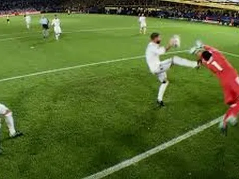 Tình huống dùng tay phá bóng của Ramos trong trận đấu với Dortmund